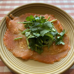 ロッソペペロンチーノ - サーモンパクチー５３０円。スモークサーモンたっぷりで、質は今ひとつですが、コスパ良く、私は満足しました(^｡^)。でも、これがスモークサーモンとの出会いなら、可哀想かも。。