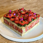 restaurant KAM﻿ - 料理写真:苺とピスタチオのケーキ