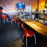 海海ラーメン - 店内カウンター席　かなり間隔が広い！