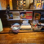 海海ラーメン - テーブルセットアップ状況