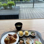 日本橋浅田 - 朝食ビュッフェ２９７０円。パン推しが強まっていたので、〆はクロワッサンとパンオショコラにしました。クロワッサンに卵焼きと鮭解しを挟むと、なかなかいけました♩
