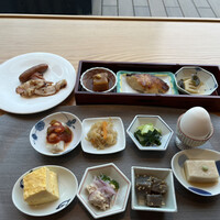 日本橋浅田 - 朝食ビュッフェ２９７０円。ベーコンが何気に美味しいですよ♩ ゆで卵は特別感なしです。何気ない惣菜もレベルが高く、健康になれそうな気がします（笑）