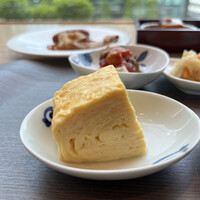 日本橋浅田 - 朝食ビュッフェ２９７０円。出し巻き卵。ほかほかの温かいものをいただけます。薄味で関東の方には物足りないかもしれませんが、お出汁が効いた、とても美味しい卵焼きです（╹◡╹）
