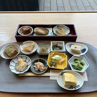 日本橋浅田 - 朝食ビュッフェ２９７０円。胡麻豆腐、小松菜のおひたしなど。小鉢は小分けに、メインに三点盛りは専用トレイの提供です。ビュッフェ周りはとても清潔で、その辺りも良いですね♩