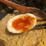 創作ラーメン STYLE林 - 雷玉子(断面)