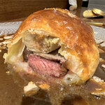 黒毛和牛のシャトーブリアンとフランス産エクストラフォアグラ、ロッシーニのパイ包み焼きの断面