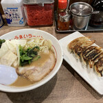 松福 - 料理写真:うまいラーメン(ハーフ)と餃子