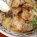 こむらさき - 熊本に来ちゃいました。

朝食抜きで空腹が限界に近かったのでバスを降りた所で探しまくって見つけました。昼は熊本ラーメンに決めてたので、苦労したけど初志貫徹！

横浜ラーメン博物館のポスターが貼ってあってこの店が出てます。もしかして熊本の有名店？

注文は特製チャーシューメン、通常1000円が5のつく日は900円！偶然とはいえラッキー！

特製チャーシューはおっしゃるとおりトロッとしていて、抜群にう