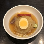 炭火焼肉 明月苑 - 冷麺&ミニ牛丼ランチの冷麺 990円税抜