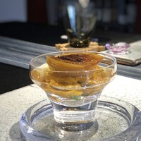 日本料理 TOBIUME - ◆始まり　キャラメリゼ・・紫雲丹（若松）、キャラメリゼした新玉葱、スナップエンドウ