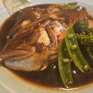 旬の味覚を味わえる日替わりの逸品とひれ酒をどうぞ。コスパも◎