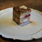 restaurant KAM﻿ - 苺とヘーゼルナッツとキャラメルのケーキ