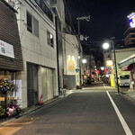 Shunsai Shuzakana Denden - お店前の道