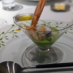 URANO - グリーンピースのスープと海老、鹿肉のジャーキー