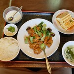 台湾料理 味源 - 唐揚げと野菜炒めランチ