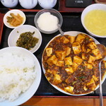 龍盛菜館 - 麻婆豆腐定食（￥760）。甘みのある中華スープ、甘酸っぱいザーサイなど、幅広い味を楽しめる構成