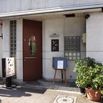 なが沼 赤坂本店 - 赤坂門市場の右側です