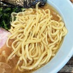 横浜家系 侍 - 酒井製麺の中太麺はしっかり硬め。