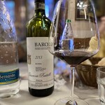 Cantine Barbaroux - Barolo Bussia Giacosa Fratelli 2013　ネッビオーロ種らしく、私の好きな軽い渋み、酸味、甘味のバランスが良く、抜栓して時間が経過するほどクローブや枯れ葉の香りが立ってきました。おいしい！