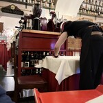 Cantine Barbaroux - 手際の良い若い男性給仕