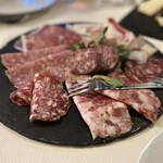Cantine Barbaroux - 本日の Il Nostri Salumi del Piemonte (13€) イタリアの生きている酵母が作用しているのでこの香りと味は日本で食べることができない