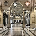 Cantine Barbaroux - 中央正面にアール・デコ様式の Cinema Lax (映画館)、右側の壁際にはホームレス