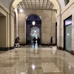 Cantine Barbaroux - 午後九時の Torino Centro の柱廊