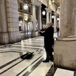 Cantine Barbaroux - その入り口角の Gucci と Hermès が並ぶ Via Roma でヴァイオリンを弾く女性。暫く聴いていると何人もの若者がケースにコインを置いていきました