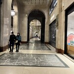 Cantine Barbaroux - Via Roma 脇の柱廊