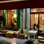 Cantine Barbaroux - 奥まで満席。雨の中を外で待つ人々