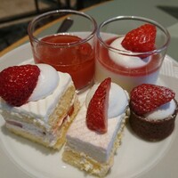 SATSUKI  - いちごショートケーキ、ダブルチーズケーキ、いちごタルト、上左:いちごゼリー、右:いちごパンナコッタ