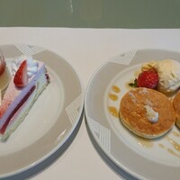 SATSUKI  - バニラルージュムースは業務用なので食べるか悩んだけど種類が少ないので、パンケーキはバニラアイスといちごを添えて