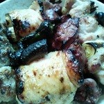 鳥助 - 焼き鳥丼アップ。