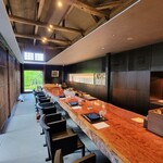 草庵 鍋島 - ブビンガ１枚板のカウンターは６席