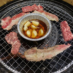 Ajino Ganko En - ニンニクホイル焼きは気に入ってるみたい