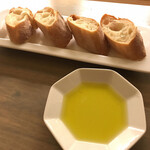 Wine bar LAS - バケットと美味しいオリーブオイル