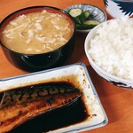 かどや - ぶた汁、鯖の煮付け、めし中