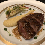 ガストロノミー ジョエル・ロブション - イベリコ豚"プルマ"を黒胡椒と共にキャラメリゼ クリーミーなポレンタとアンディーブのサラダ