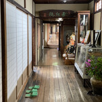 金谷 - 風情ある長い廊下