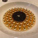 ガストロノミー ジョエル・ロブション - ※ キャビア アンペリアル ロブションスタイルが目の前に現れた瞬間、漆黒の粒が黄金色のソースに浮かぶその造形美に息を呑み、ひと口含めば塩味と旨味が幾重にも重なり、舌が未知の領域へと誘われるような衝撃が走った。
