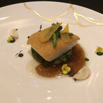 ガストロノミー ジョエル・ロブション - カラスミのクルートを纏ったマナガツオ マスタードを合わせた菜の花とジュドポワソンを添えて