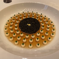 ガストロノミー ジョエル・ロブション - ※ キャビア アンペリアル ロブションスタイルが目の前に現れた瞬間、漆黒の粒が黄金色のソースに浮かぶその造形美に息を呑み、ひと口含めば塩味と旨味が幾重にも重なり、舌が未知の領域へと誘われるような衝撃が走った。