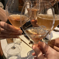 Hirovanna - 私たちのテーブルは4人