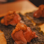 熟成和牛焼肉エイジング・ビーフ TOKYO - 焼き雲丹と炙りサーロインの手巻きキンパ
