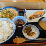 海鮮居酒屋 海の華 - 料理写真:日替りランチ（焼鮭、白魚と浅蜊の卵とじ）