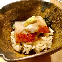 すが弥 - 卵黄と雲丹の飯には軽く炙った金目鯛が　季節でネタが変わる子丼の様です♫