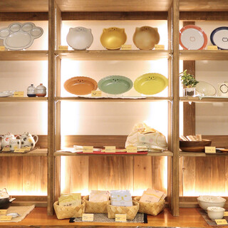 We also sell original tableware and souvenirs at our store.