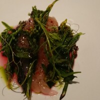 ギュール ルモンテ - 菜花の緑の合間に艶かしい甘海老と蕪とビーツのアジアンピンク。