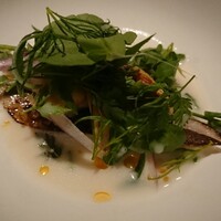 ギュール ルモンテ - 細切りニジマス。セロリとココナッツミルクのソースに玉ねぎオイルがポタリ。これが佳いです。