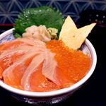 Sushi Sake Sakana Sugitama - 20220425サーモン親子丼・低アングル
